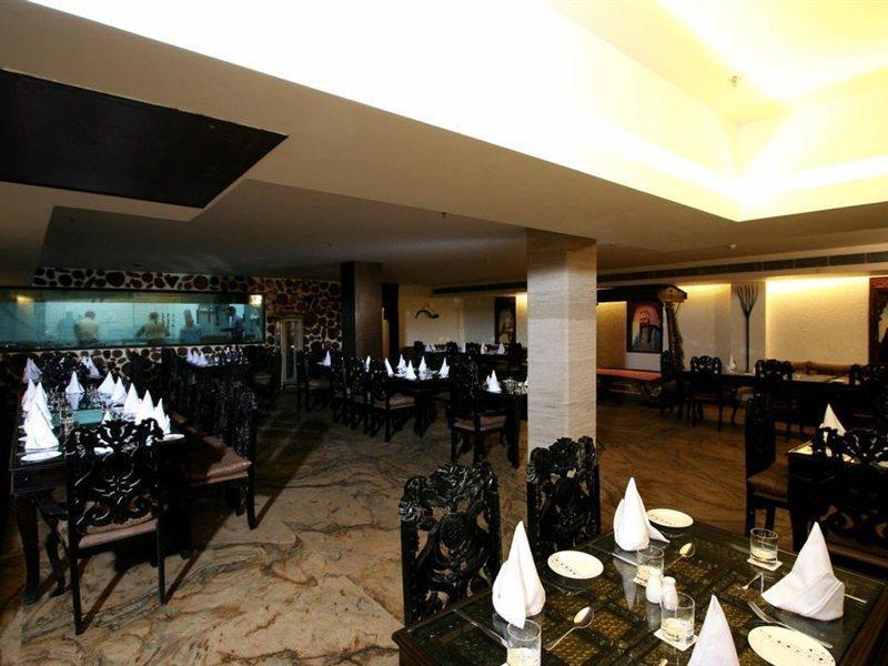 Taurus Sarovar Portico New Delhi Exterior photo