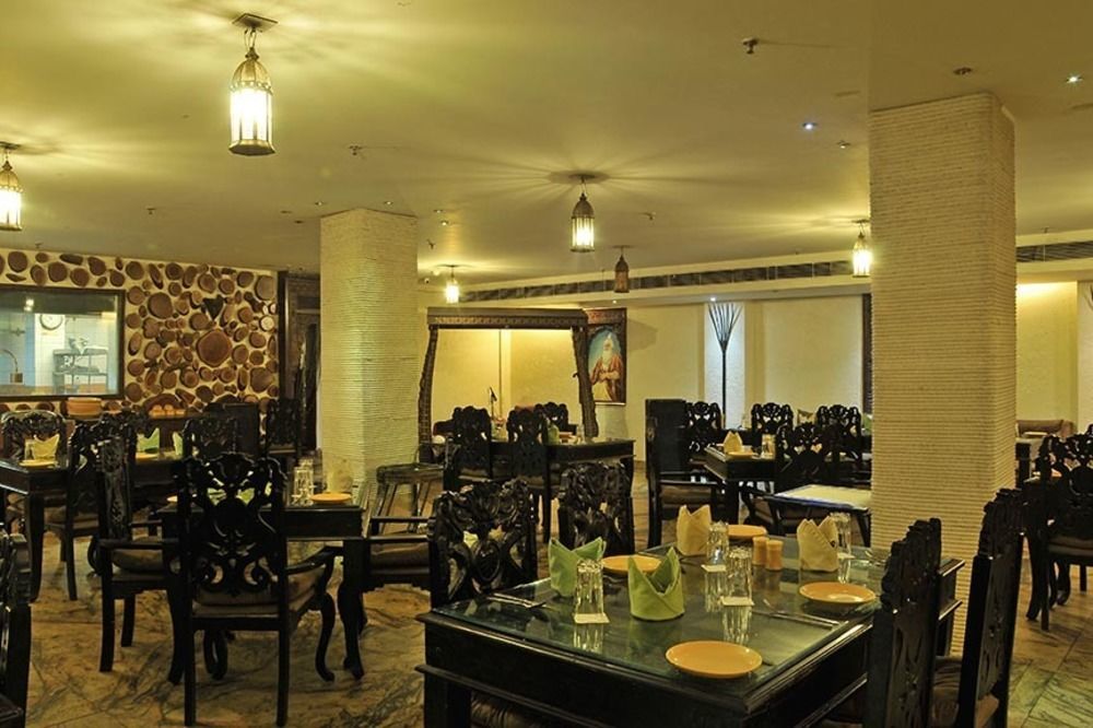 Taurus Sarovar Portico New Delhi Exterior photo