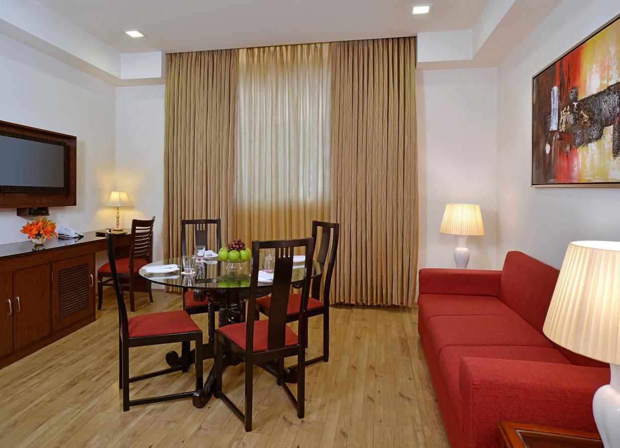 Taurus Sarovar Portico New Delhi Exterior photo
