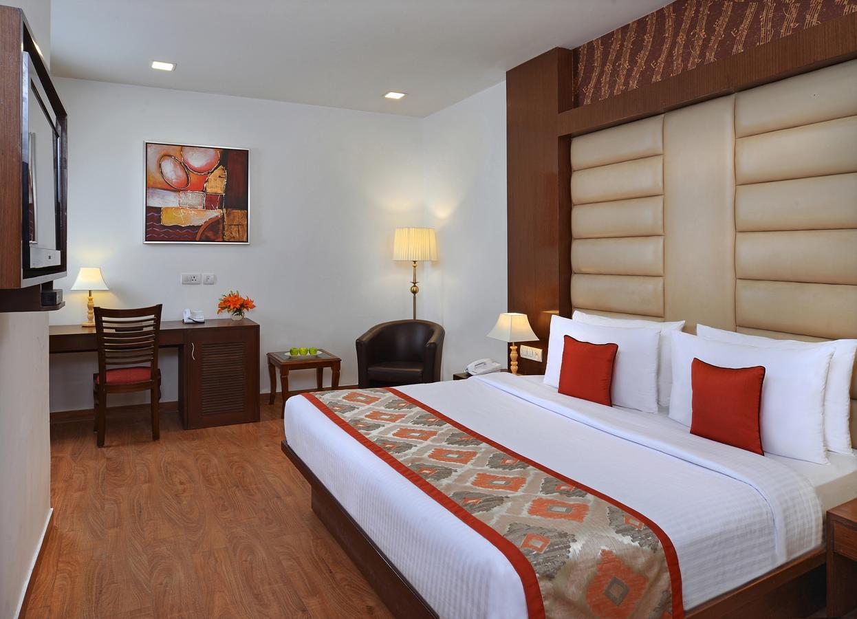 Taurus Sarovar Portico New Delhi Exterior photo