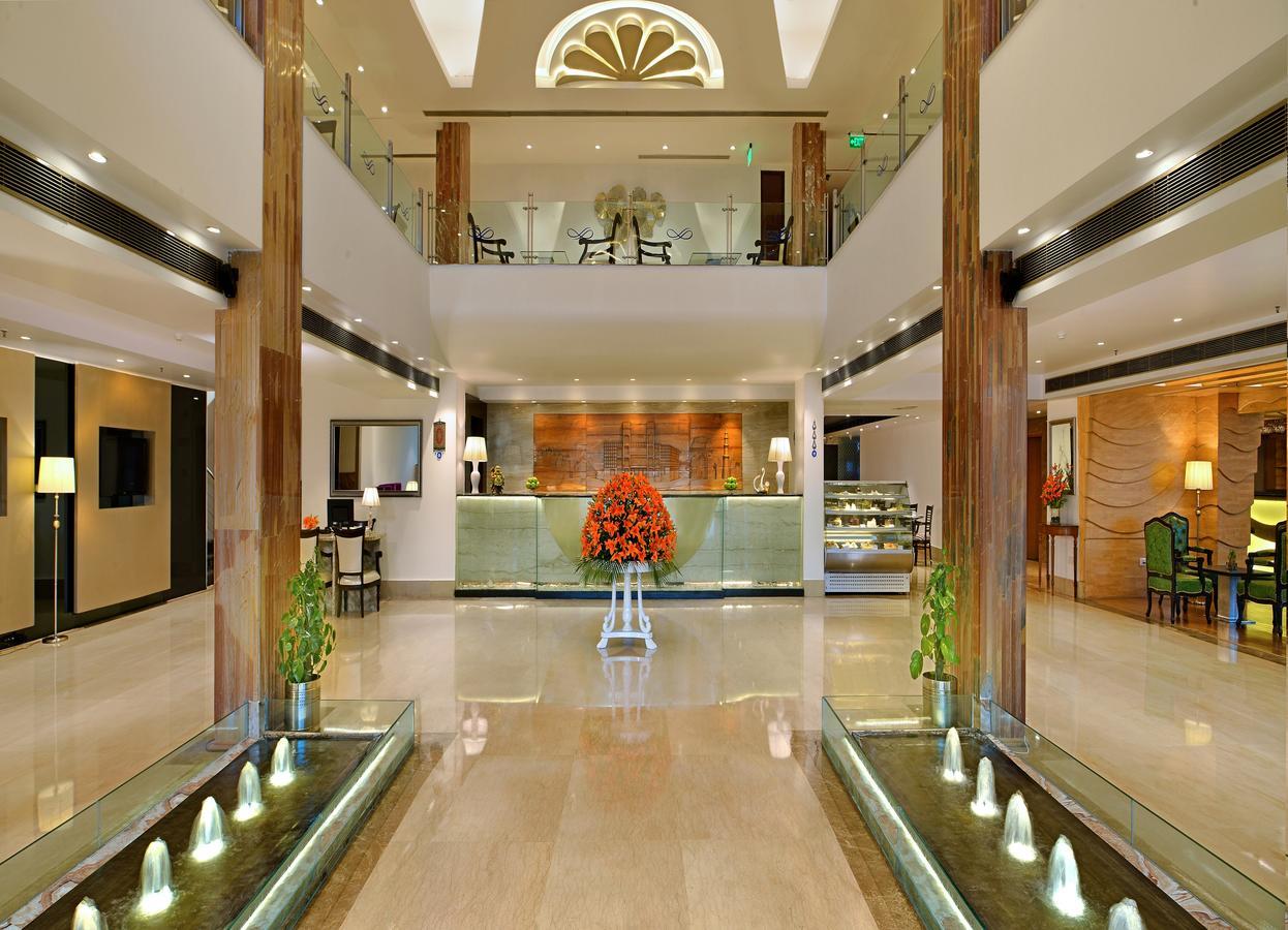 Taurus Sarovar Portico New Delhi Exterior photo