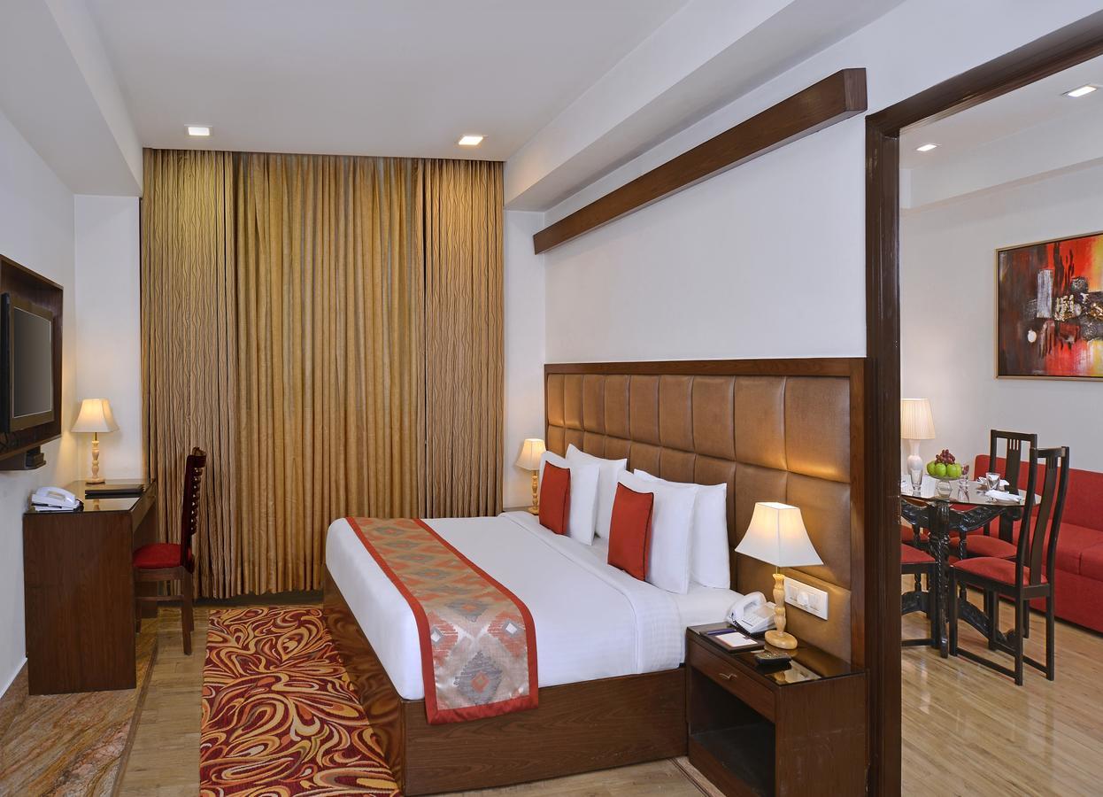 Taurus Sarovar Portico New Delhi Exterior photo