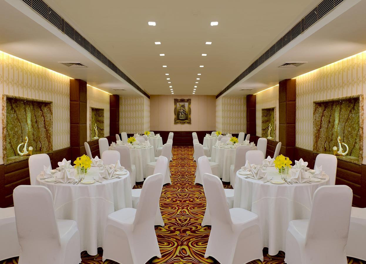 Taurus Sarovar Portico New Delhi Exterior photo