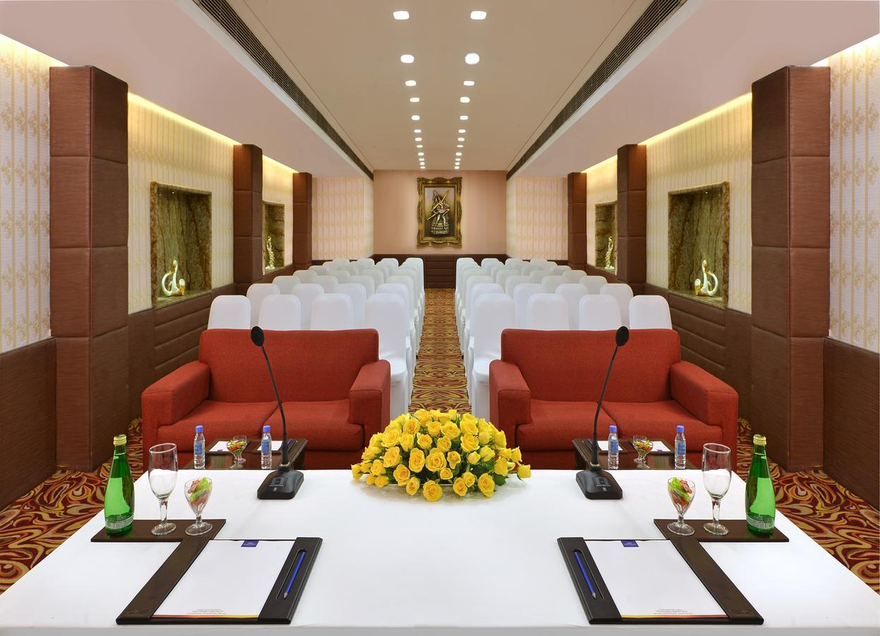Taurus Sarovar Portico New Delhi Exterior photo