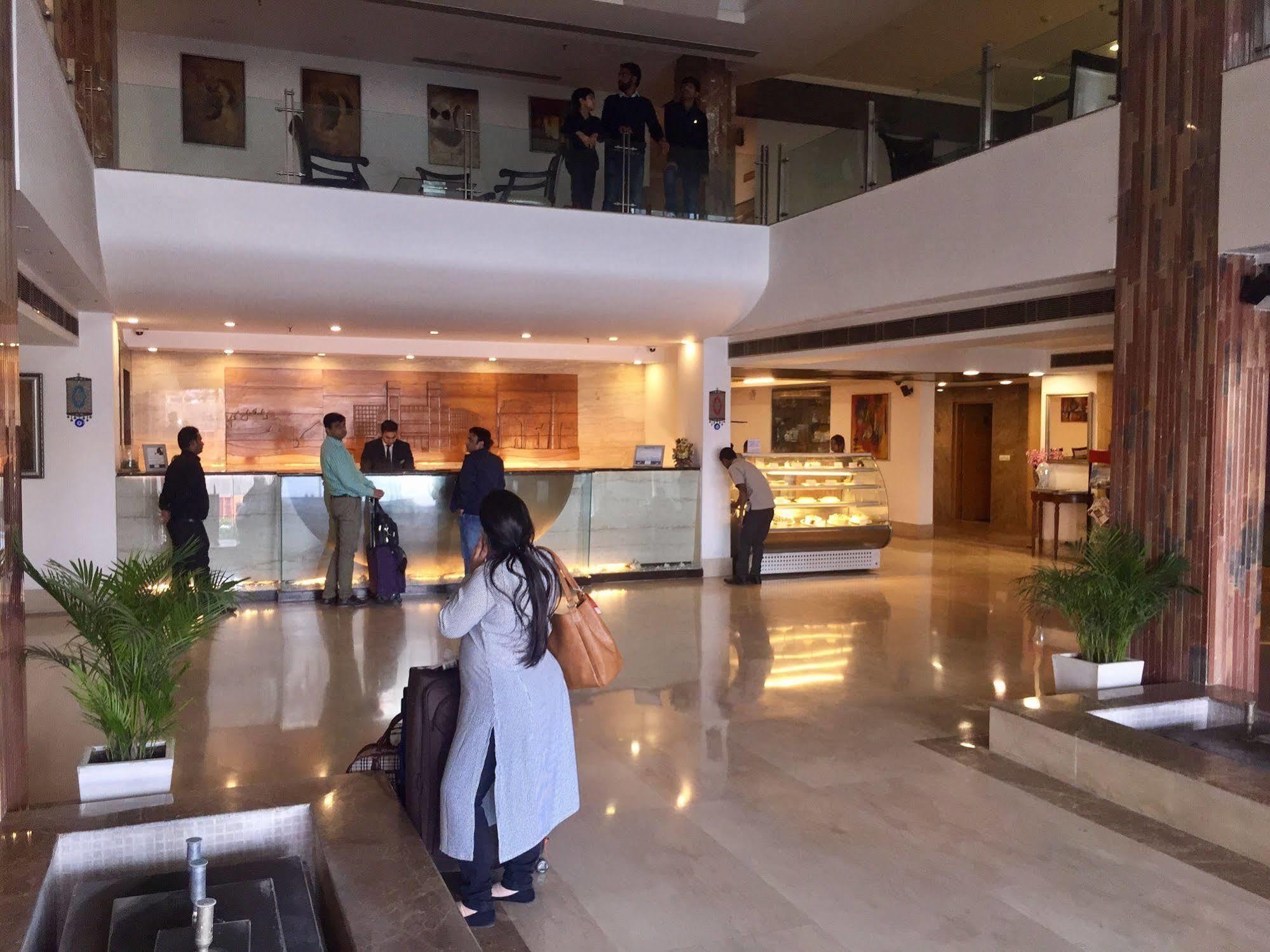 Taurus Sarovar Portico New Delhi Exterior photo