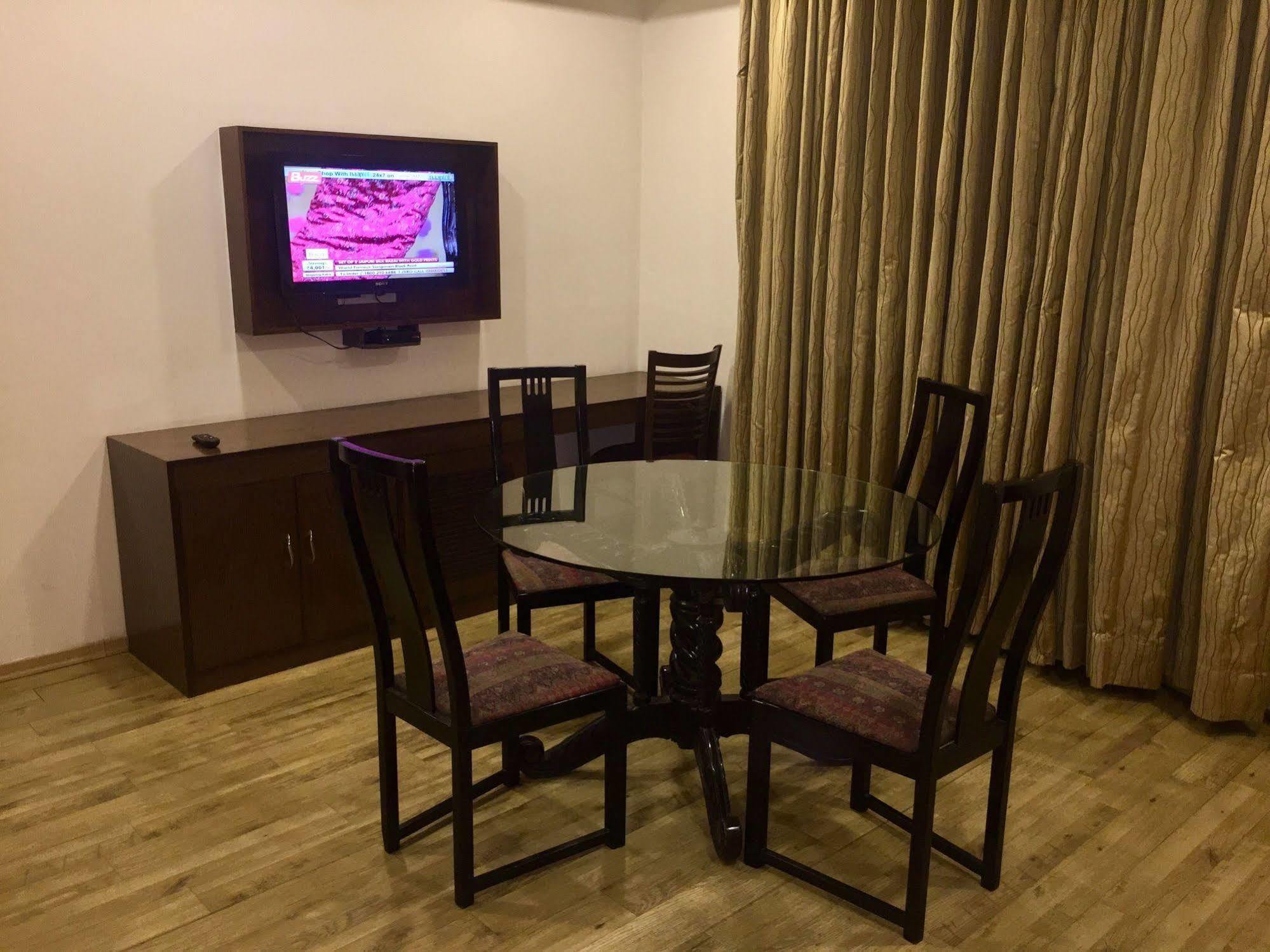Taurus Sarovar Portico New Delhi Exterior photo