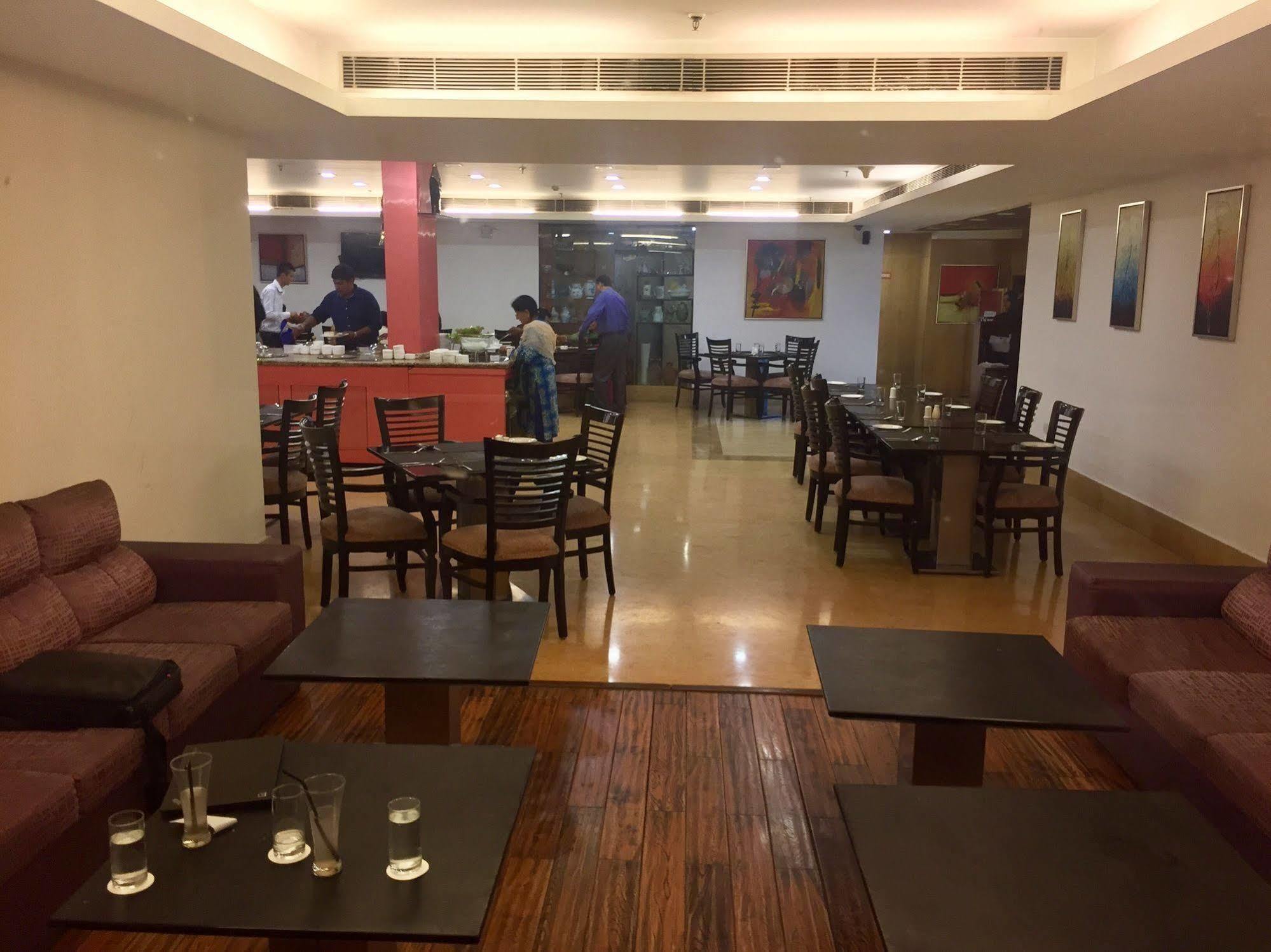 Taurus Sarovar Portico New Delhi Exterior photo