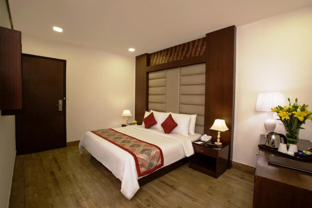 Taurus Sarovar Portico New Delhi Exterior photo